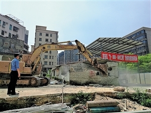 依法拆除32区4栋建筑物的行动纪实
